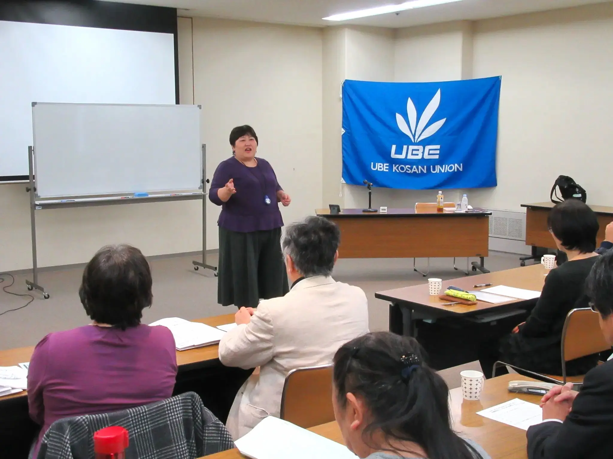 企業・団体の研修会場で講演する羽林由鶴