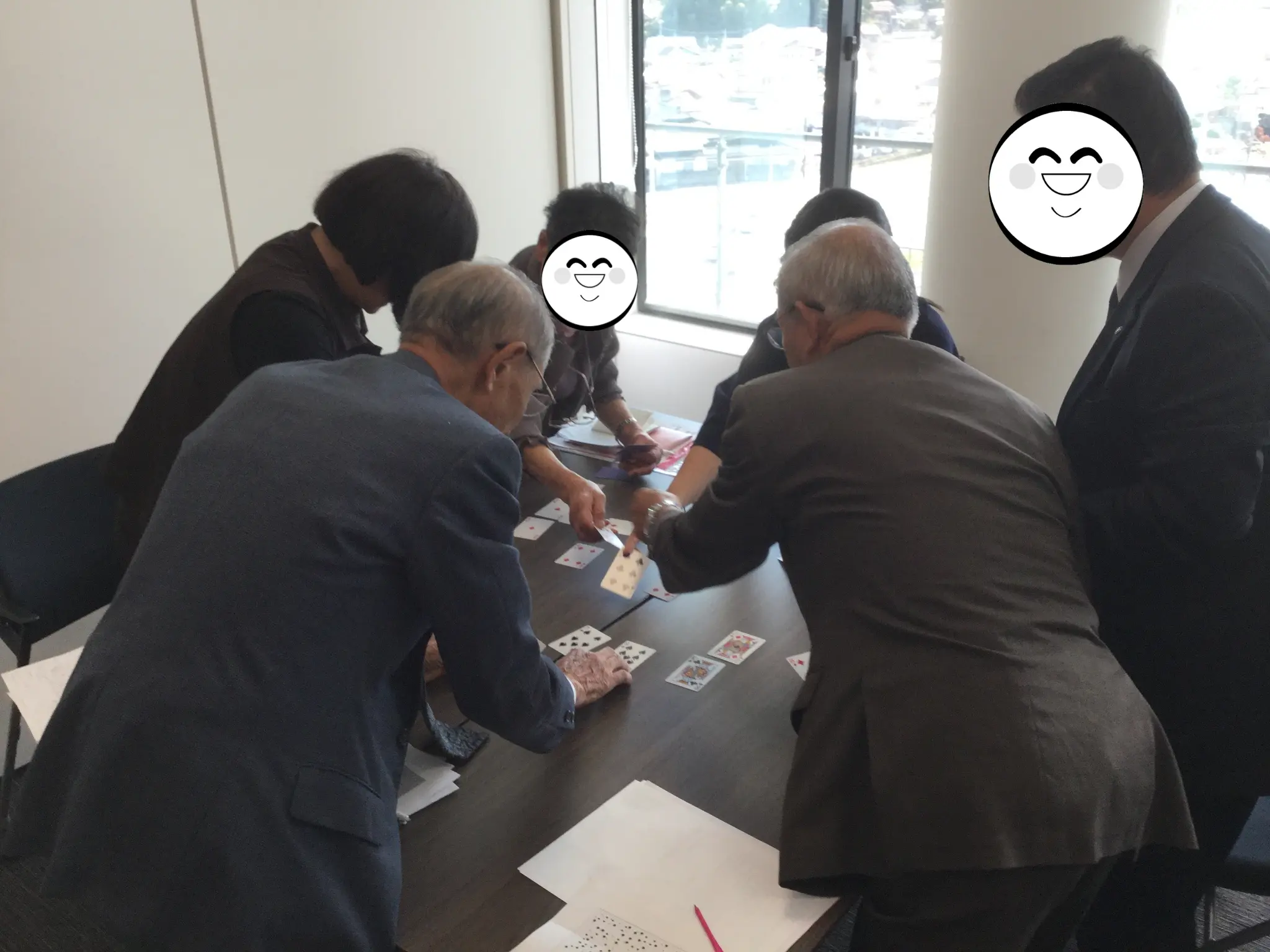 参加者がグループで参加する研修の様子