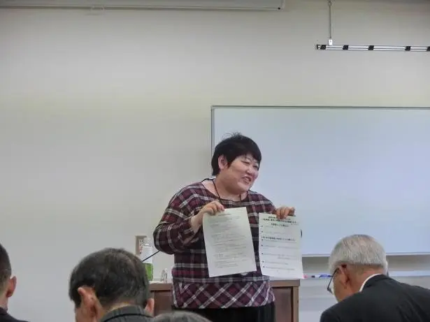 研修会場で参加者と対話する羽林由鶴